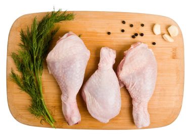 Çiğ tavuk bacağı. 