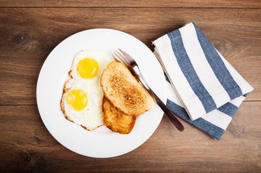 sahanda yumurta ile geleneksel kahvaltı