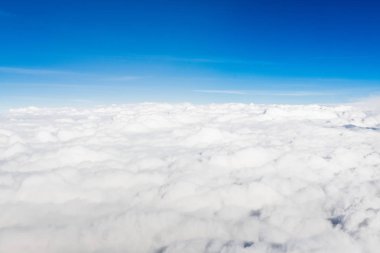  Bulutlu mavi gökyüzü