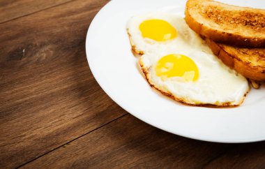 sahanda yumurta ile geleneksel kahvaltı