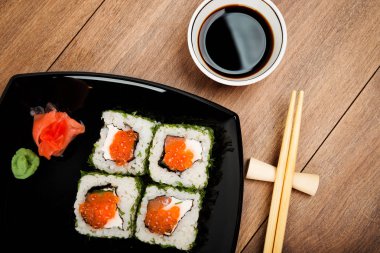 Suşi plaka üzerinde ayarla