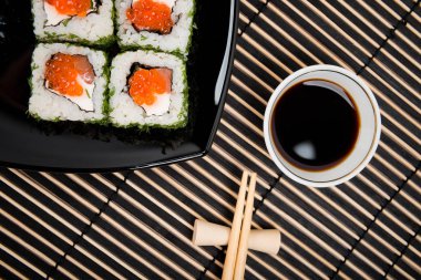 Suşi plaka üzerinde ayarla