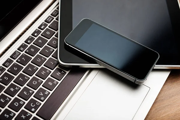 Keyboard with smartphone and tablet — Stock Photo, Image