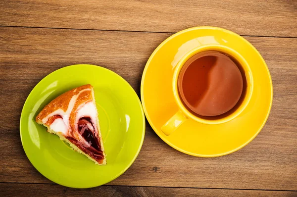 お茶とケーキのカップ — ストック写真