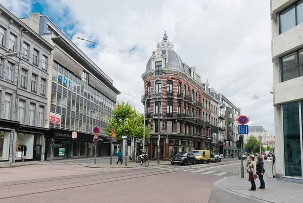 Straße der Antwerpener Stadt mit Menschen — Stockfoto