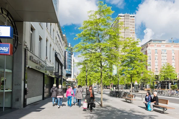 Straat van Antwerpen stad met mensen — Stockfoto