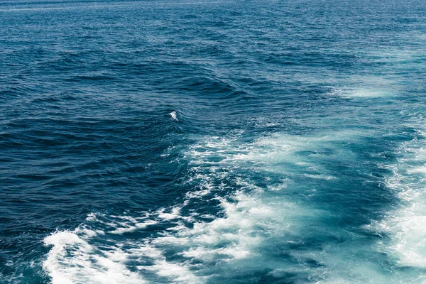 深い海と波 — ストック写真