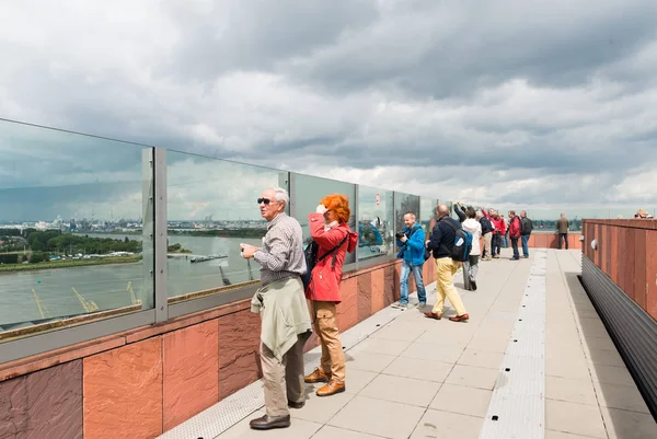 Besucher auf dem Dach des Museums — Stockfoto