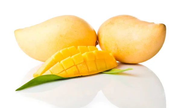 Плоды манго на белом — стоковое фото
