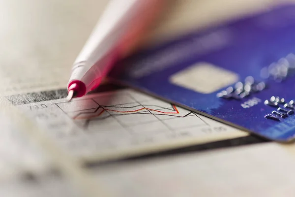 Creditcard, pen en diagram — Stockfoto