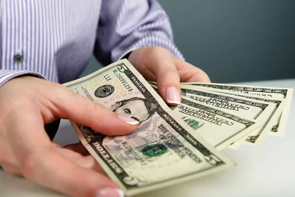 Hands counting money — Stock Photo, Image