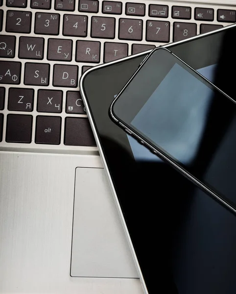 Akıllı telefon ve tabletli dizüstü bilgisayar