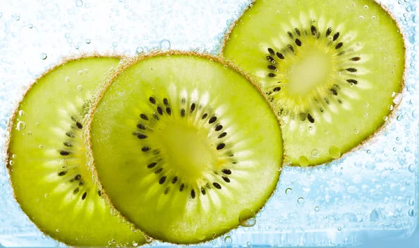 Kiwi fatiado coberto com bolhas — Fotografia de Stock