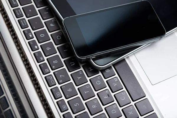 Tastiera con smartphone e tablet — Foto Stock