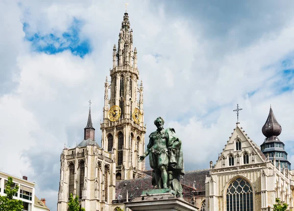 Standbeeld van Rubens met kathedraal — Stockfoto