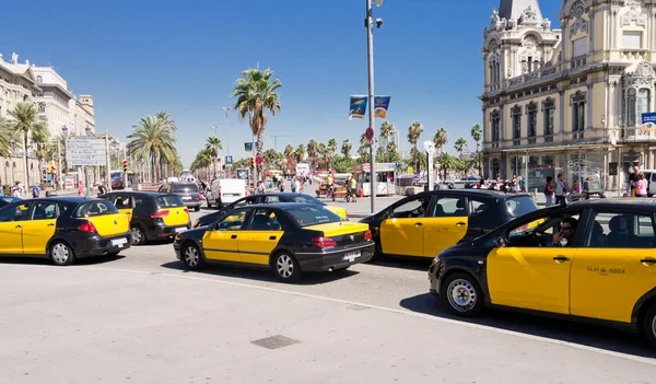 Taxi cars en la calle de Barcelona — Foto de Stock