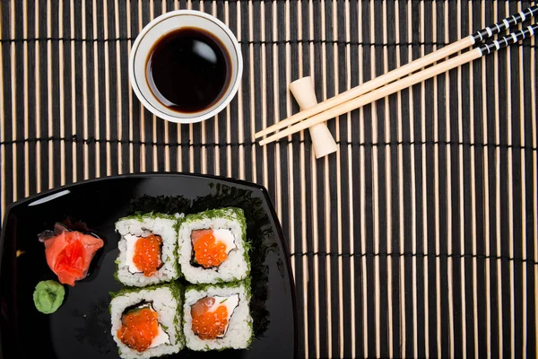 Suşi plaka üzerinde ayarla