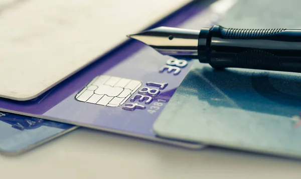 Cartes de crédit et stylo plume — Photo