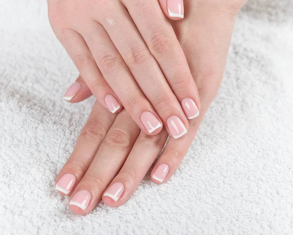 Vrouwelijke handen met franse manicure — Stockfoto