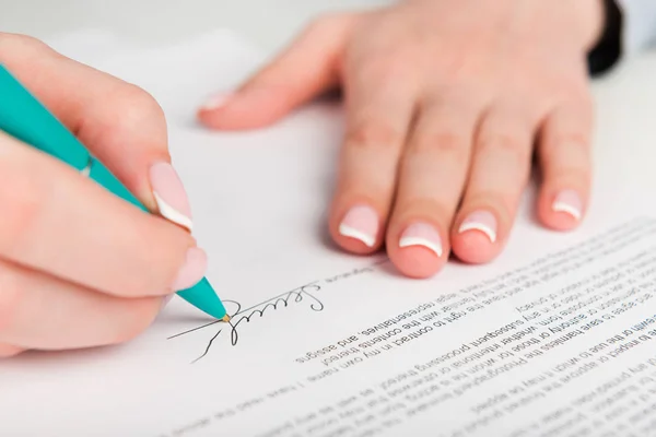 Kvinnan underteckna kontrakt — Stockfoto