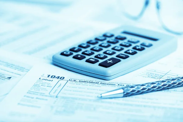 Formularz podatkowy, pióro i kalkulator — Zdjęcie stockowe