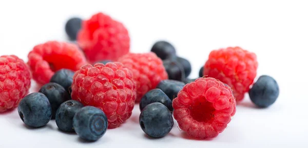 Haufen Blaubeeren und Himbeeren — Stockfoto