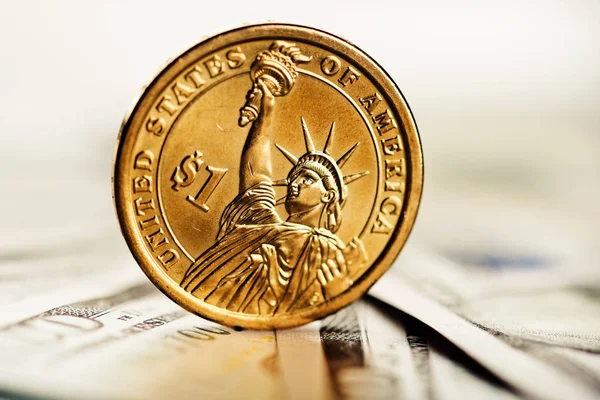 Κέρμα στο αμερικανικό τραπεζογραμματίων — Φωτογραφία Αρχείου