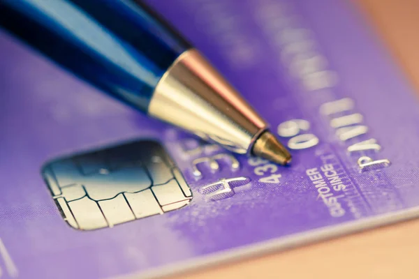 บัตรเครดิตและปากกา — ภาพถ่ายสต็อก