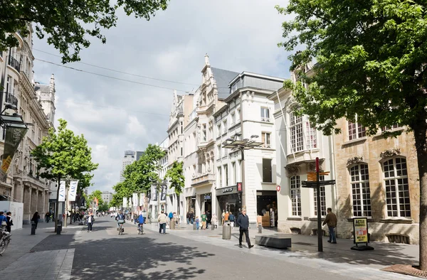 Straat van Antwerpen stad met mensen — Stockfoto