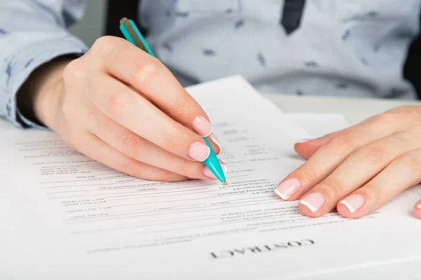 Frau unterschreibt Vertrag — Stockfoto