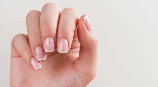 Vrouwelijke hand met Frans manicure — Stockfoto