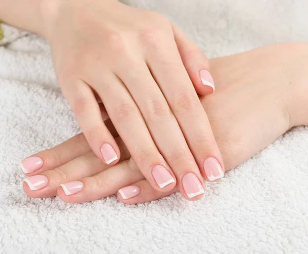 Fransız manikürlü kadın elleri 