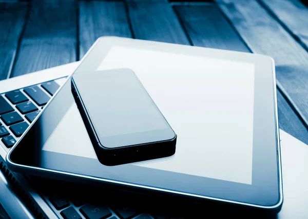 Ordenador portátil con smartphone y tablet — Foto de Stock