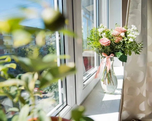 Bel mazzo di fiori in vaso — Foto Stock