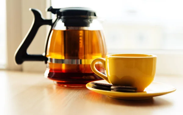 Filiżanka herbaty i żółty — Zdjęcie stockowe