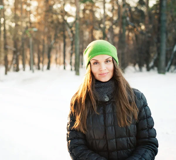 Žena pózuje v zimě parku — Stock fotografie