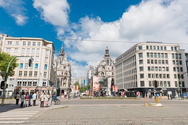 Straat van Antwerpen stad met mensen — Stockfoto