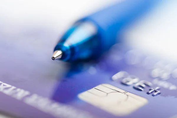 Kredi kartı ile döşeme kalem — Stok fotoğraf