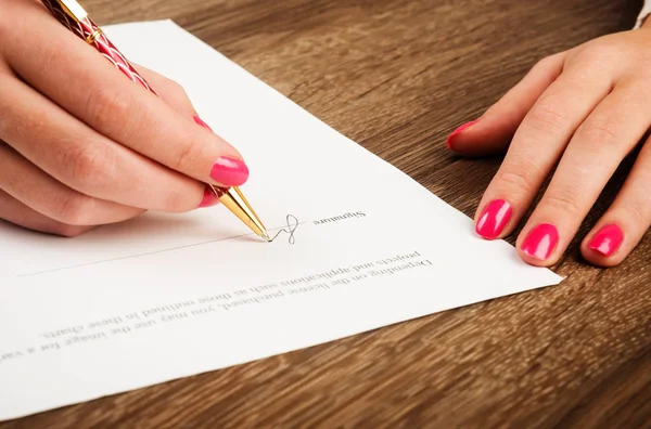 Руки с ручкой подписания договора — стоковое фото