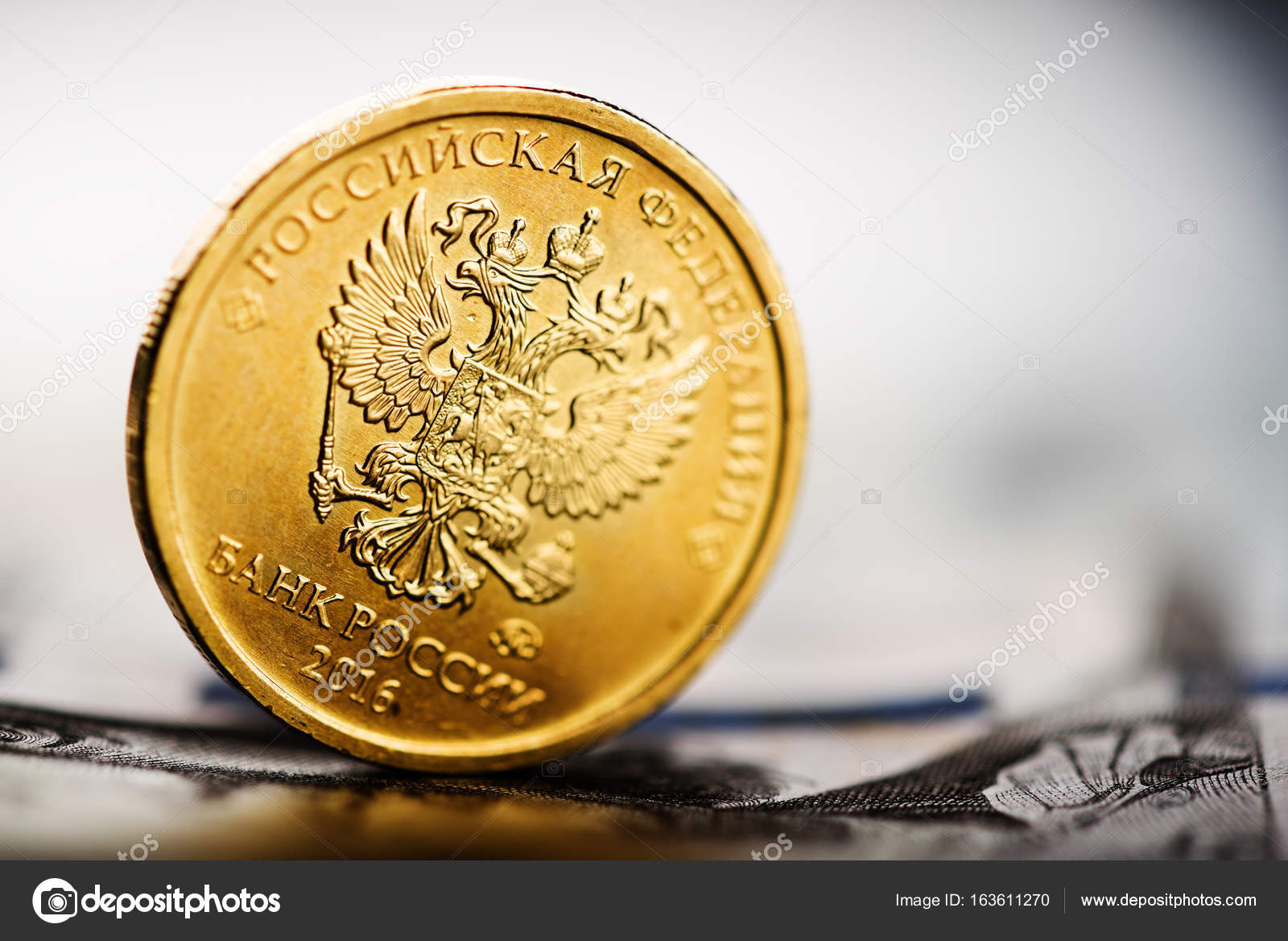 俄罗斯卢布硬币——图库图片© valphoto #163611270