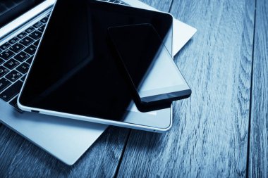 Akıllı telefon ve tabletli dizüstü bilgisayar