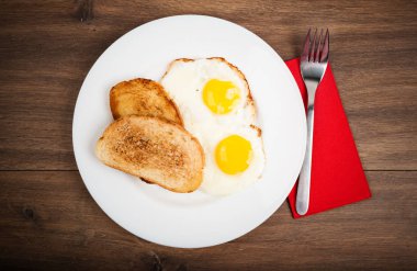 sahanda yumurta ile geleneksel kahvaltı