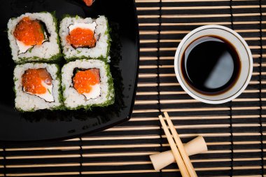 Suşi plaka üzerinde ayarla