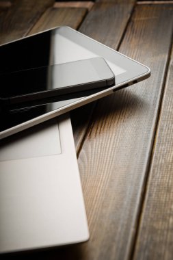 Akıllı telefon ve tabletli dizüstü bilgisayar