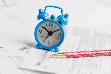 Çalar saat ve kalem vergi formlar