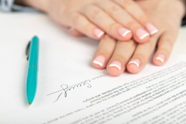 kadın imza sözleşme