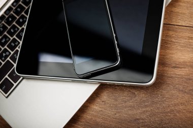 Akıllı telefon ve tabletli dizüstü bilgisayar