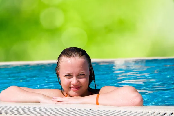 Vrouw op rand van zwembad — Stockfoto