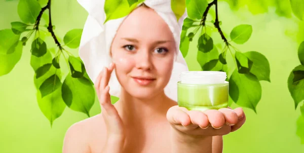 Mujer aplicando crema cosmética en la piel — Foto de Stock