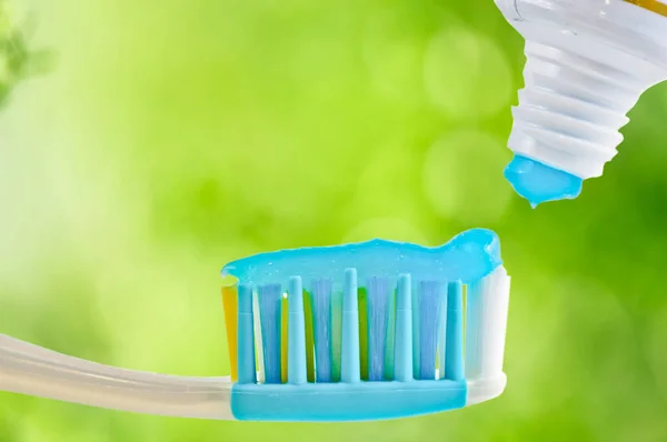 Cepillo dental y tubo con pasta — Foto de Stock